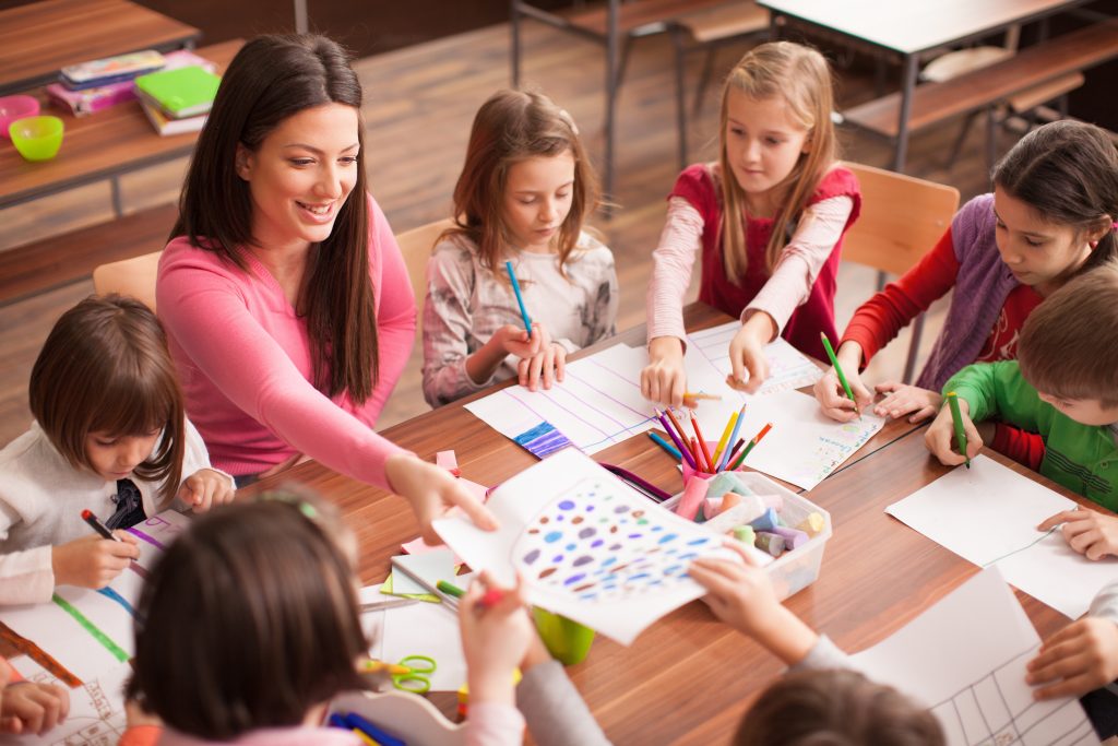 Leerlingen op de basisschool met hun leraar