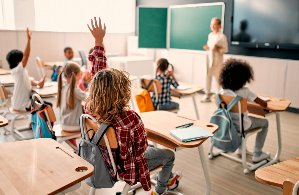 Kinderen en leraar in klaslokaal