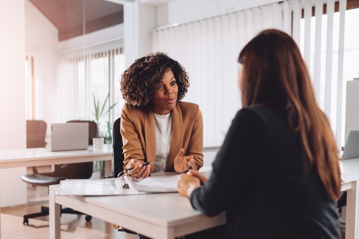 Gesprek tussen persoon met arbeidsongeschiktheidsuitkering en professional