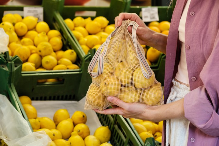 Duurzaam gedrag: fruit in herbruikbare tas